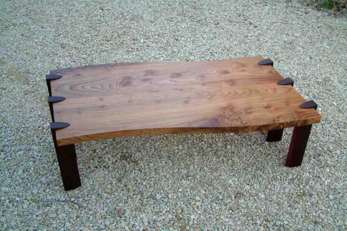 Julien Faure artisan menuisier - ébéniste à Crévoux dans les Hautes-Alpes. Son entreprise Woody est à même de fabriquer les pièces de menuiserie ou d'ébénisterie selon la qualité et l'originalité que ses cients sont en droit d'attendre d'un artisan d'art.<br>Toutes ses créations sont uniques et sur-mesure ; que ce soient des meubles (comme des commodes, tables basses, buffets, tables, coffres, bancs, lutrins...), des cuisines ou des pièces plus massives comme des portes d'entrée.